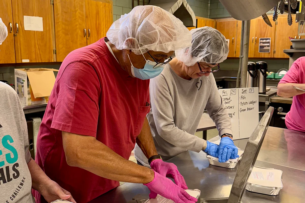 meals-on-wheels-shaker-volunteer-food-packaging